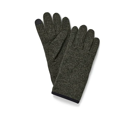 Une paire de gants en matière polaire tricotée est posée sur un fond blanc.