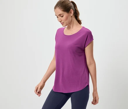 Femme portant un t-shirt de sport violet.