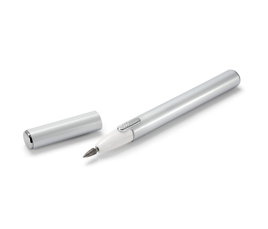 Un appareil de manucure-pédicure argenté avec un capuchon amovible sur un fond blanc.