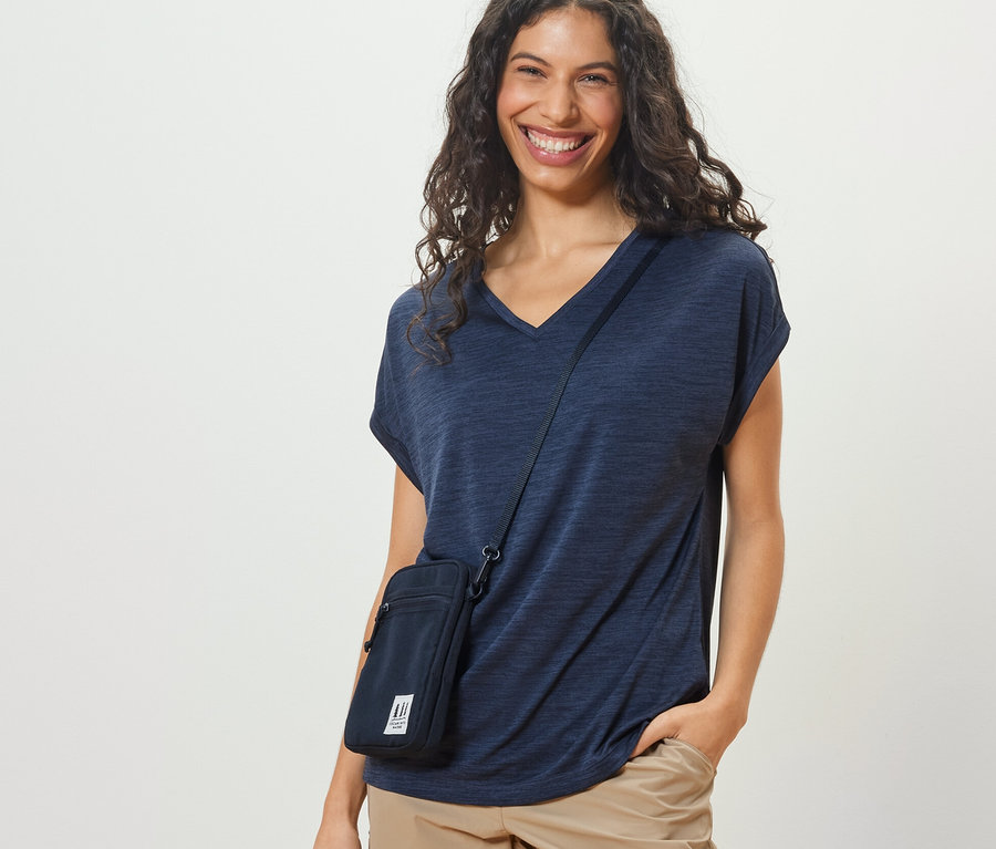 Femme avec sac bandoulière.