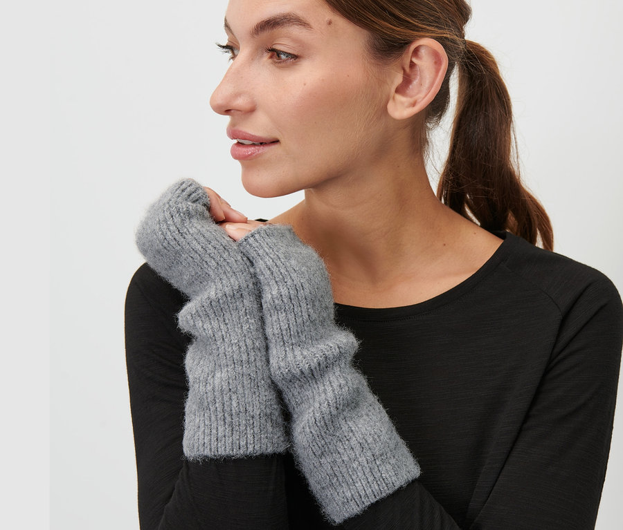 Femme portant des manchettes à mains grises.