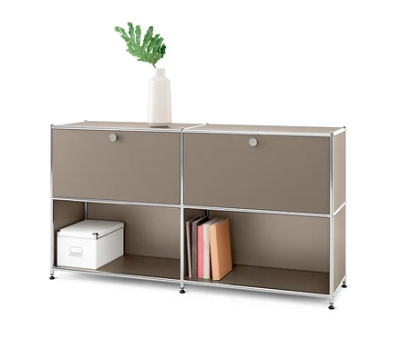 Buffet en métal « CN3 » taupe à 2 abattants amovibles. Un vase avec une plante est posé dessus, des livres et une boîte blanche sont en dessous.