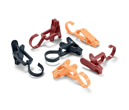 Six clips d’extérieur en noir, orange et marron sont posés sur un fond blanc.
