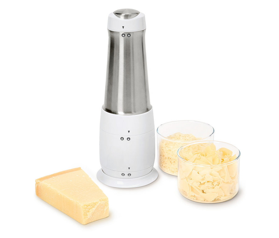 Râpe à fromage électrique avec un morceau de fromage et deux bols de fromage râpé.