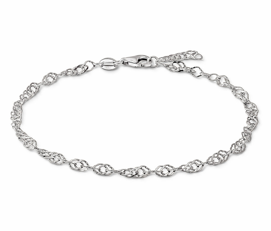 Bracelet en argent avec des maillons ovales décoratifs et un fermoir mousqueton.