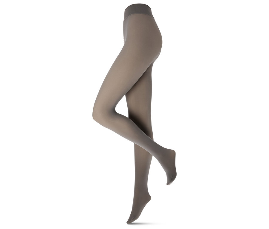 Jambes portant des collants gris sur fond blanc.