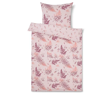Ensemble de literie avec motif de fougères et de fleurs dans les tons rose et violet.