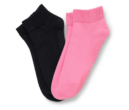 Une paire de chaussettes, une noire et une rose, sont posées l'une à côté de l'autre.