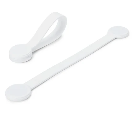 Deux serre-câbles blancs sur fond blanc.