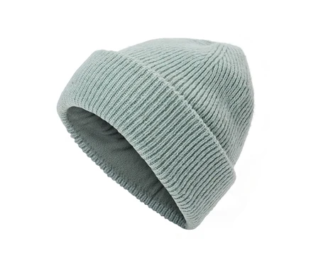 Bonnet côtelé bleu clair avec un revers plié et une doublure en polaire plus foncée, incliné sur un fond blanc.
