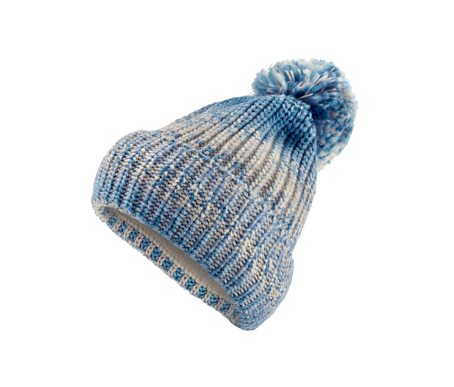 Bonnet en maille bleu et gris avec pompon.