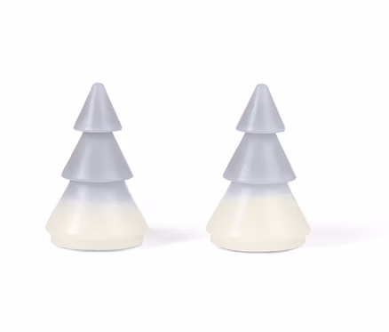 Deux arbres de Noël en cire avec LED sur fond blanc.