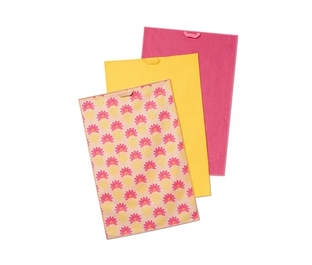 Trois linges de cuisine : un à motif floral, un jaune et un rose.