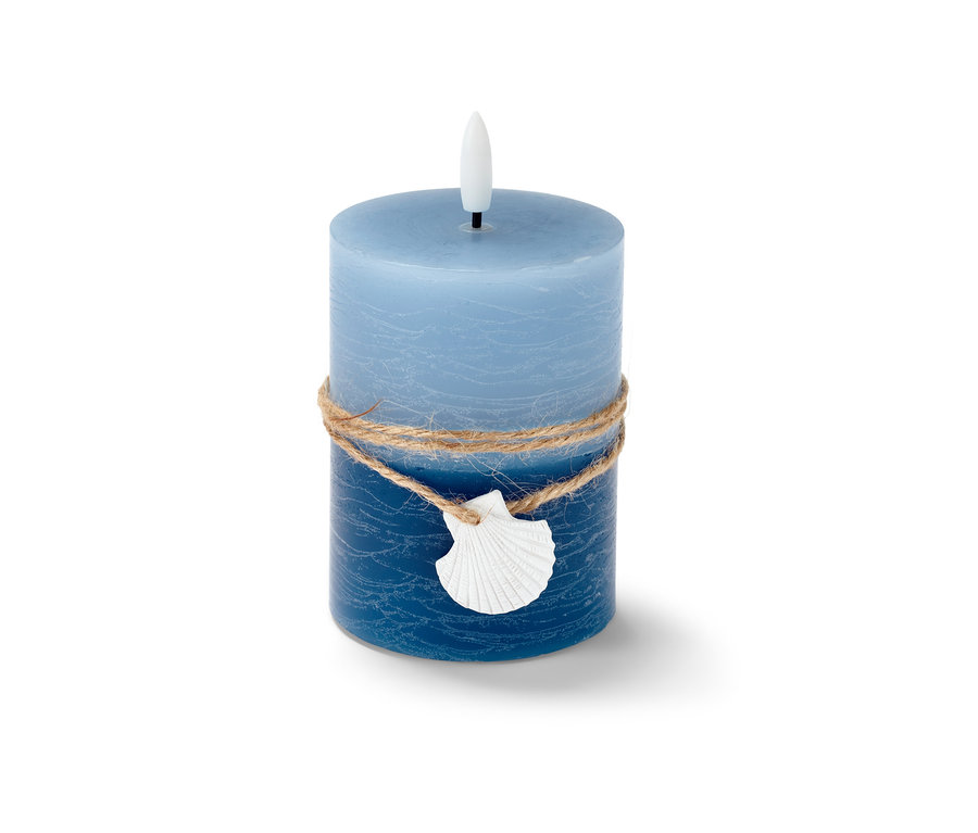 Bougie LED en cire véritable bleue « Coquillage » avec ficelle de jute et décoration de coquillage.