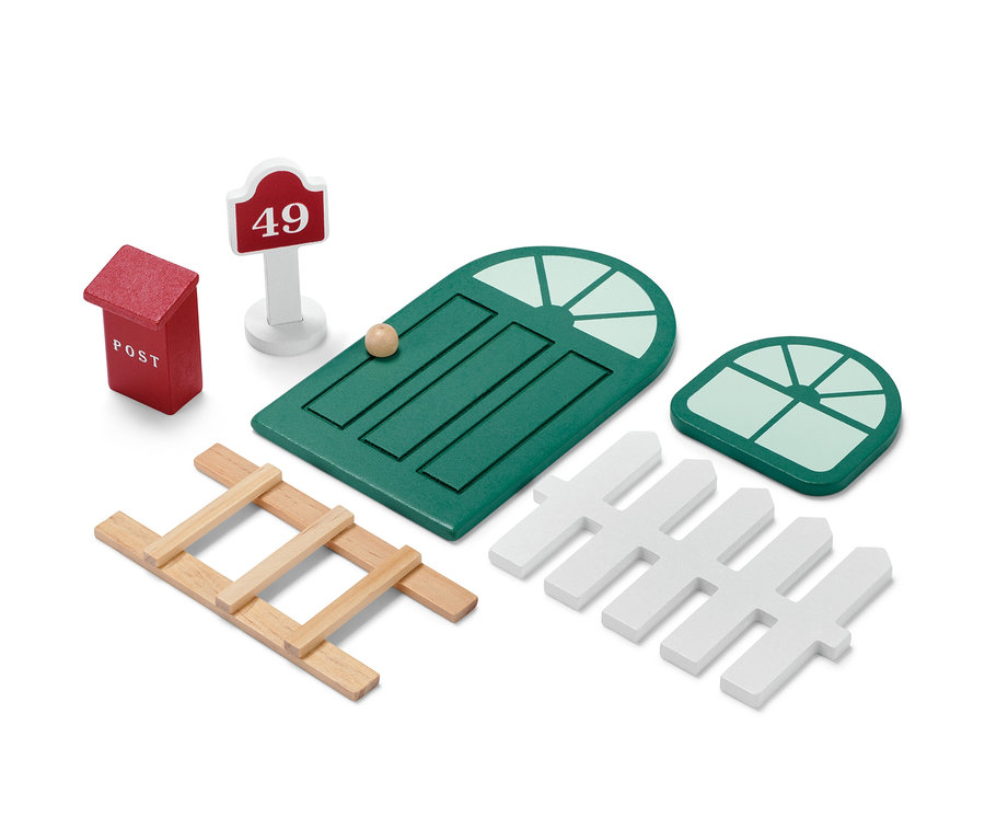 Kit porte de lutin comprenant une porte verte, une fenêtre, une boîte aux lettres, une échelle et une clôture.