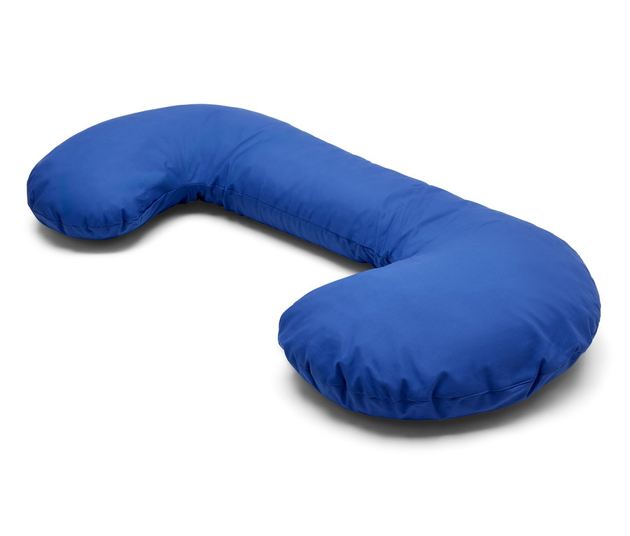 Coussin XL bleu pour dormir sur le côté sur fond blanc.
