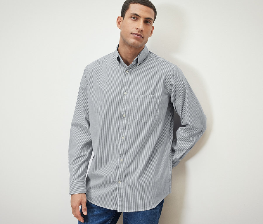 Homme posant en chemise.