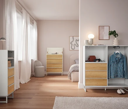 Chambre avec commodes et lampe de table rechargeable à LED grise.