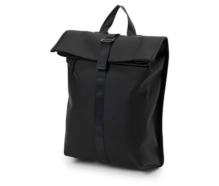 Sac à dos noir avec fermeture à enroulement et sangle à boucle.