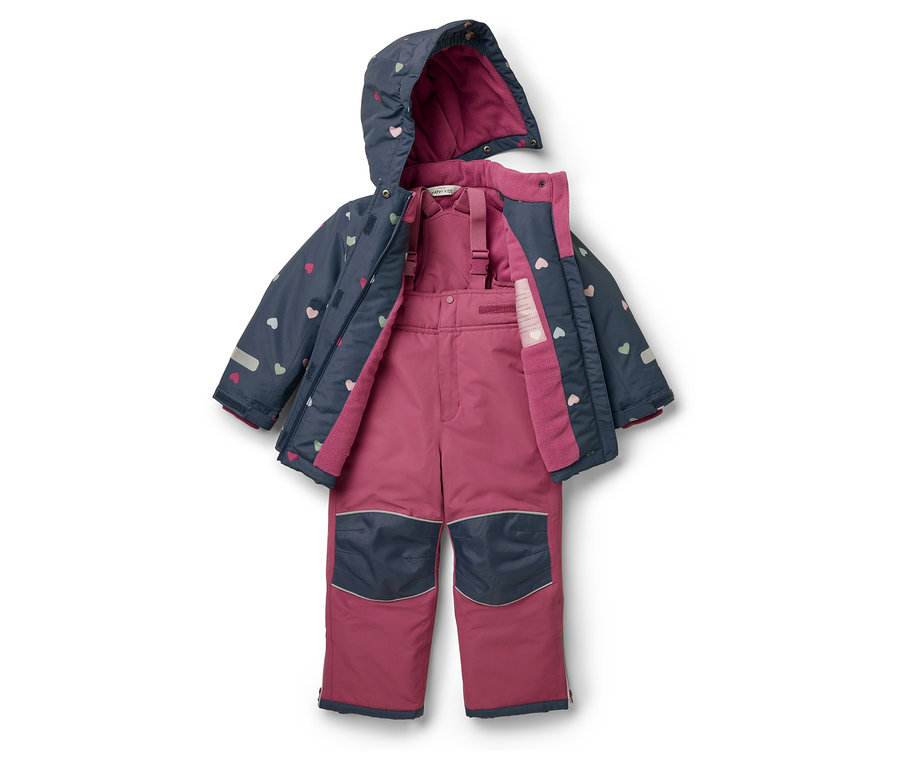Ensemble d'hiver avec veste à capuche et salopette bleu marine et rose à imprimé cœur.