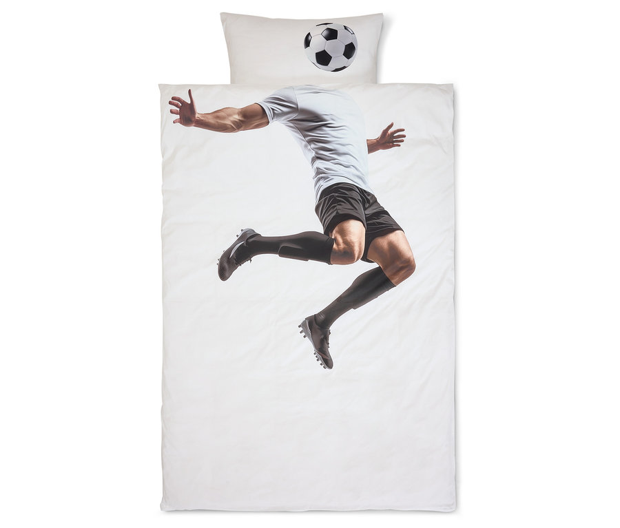 Literie de football avec footballeur et ballon sur fond blanc.