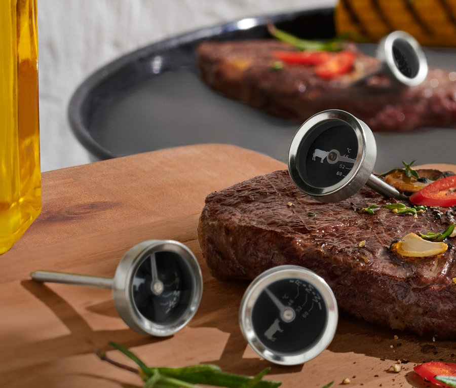 Steaks avec légumes grillés et 4 thermomètres pour barbecue.