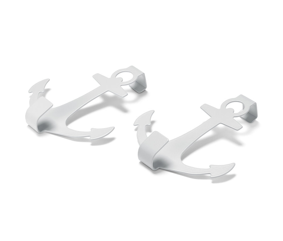 Deux crochets de porte blancs en forme d'ancre reposent sur un fond blanc.