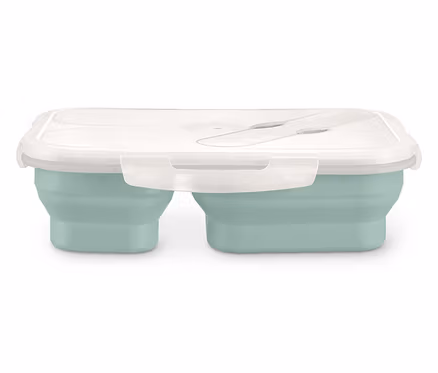 Une boîte à lunch pliante vert clair fermée avec un couvercle transparent.