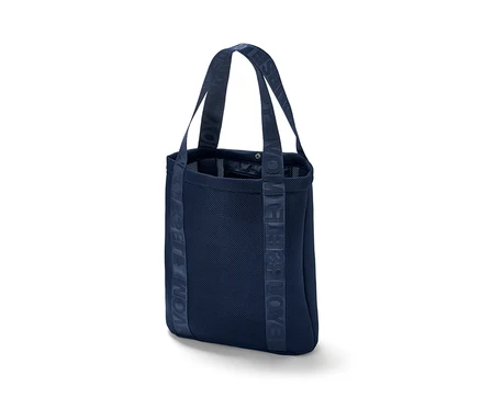 Un sac de sport bleu marine avec un lettrage sur les sangles.