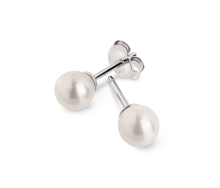 Deux boucles d'oreilles argentées avec des perles sur fond blanc.