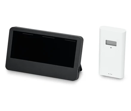 Une tablette noire à côté d'un capteur blanc.
