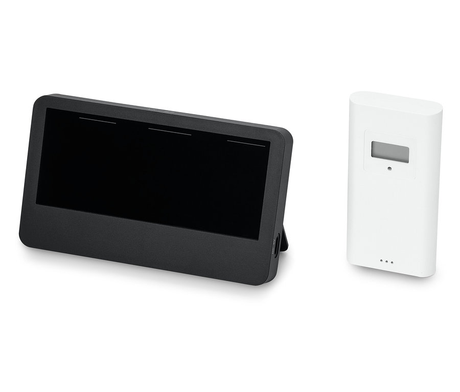 Une tablette noire à côté d'un capteur blanc.