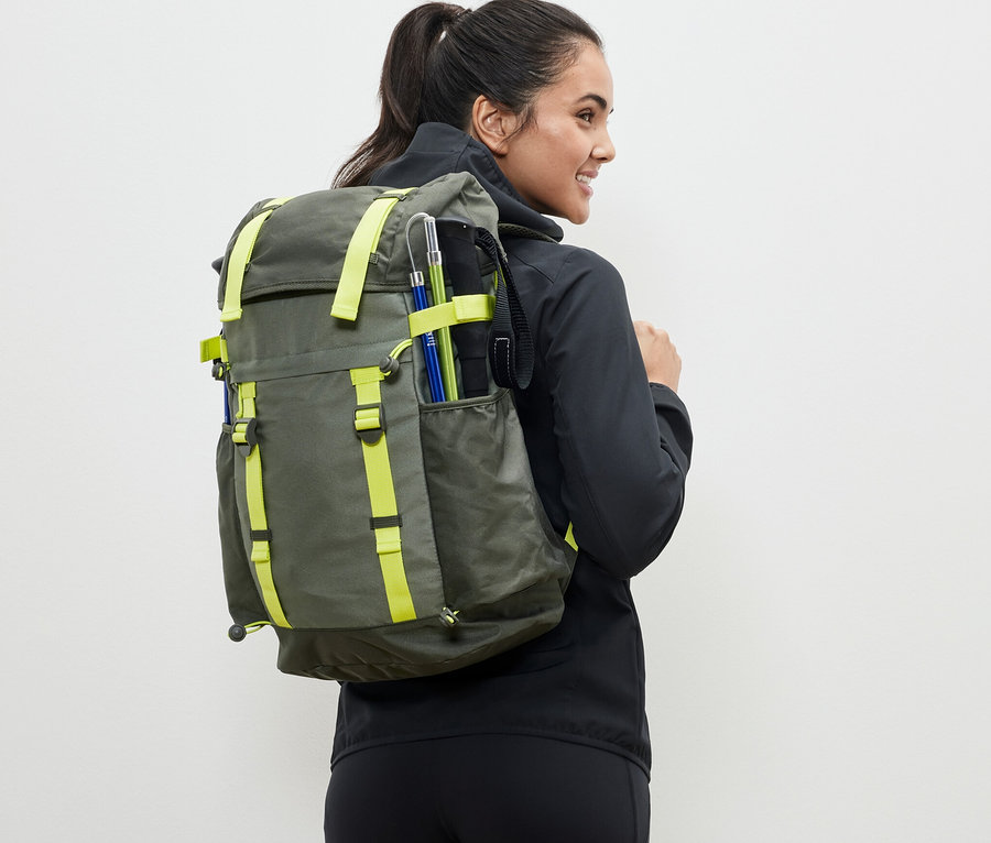 Femme portant un sac à dos d’extérieur.