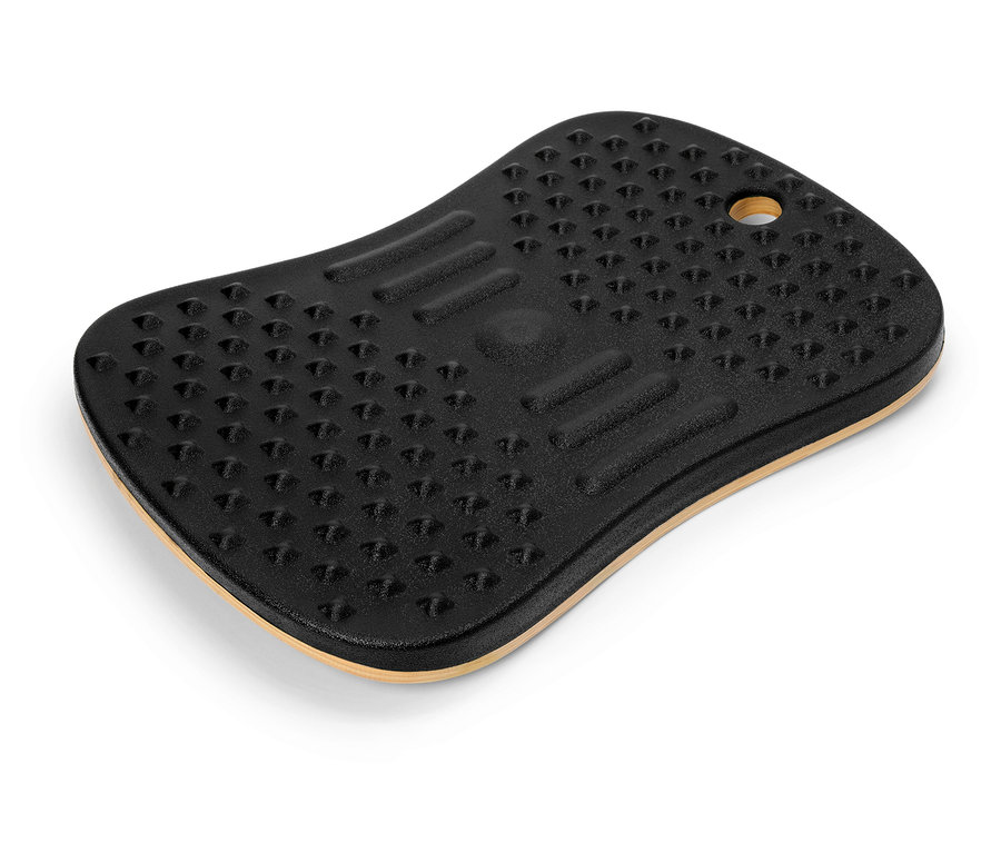 Une planche d'équilibre noire avec un motif à picots repose sur un fond blanc.