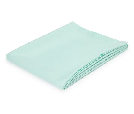 Un drap-housse vert menthe plié sur fond blanc.