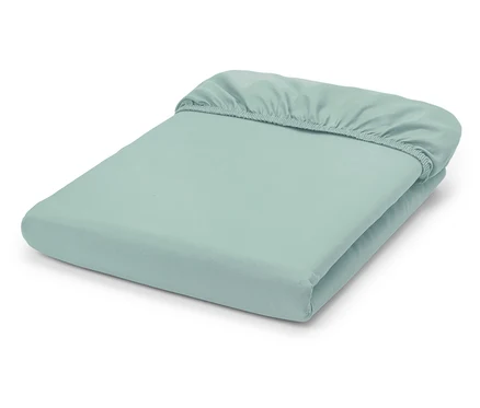 Drap-housse bleu clair plié sur fond blanc.