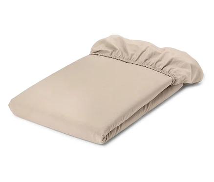 Drap-housse beige plié sur fond blanc.