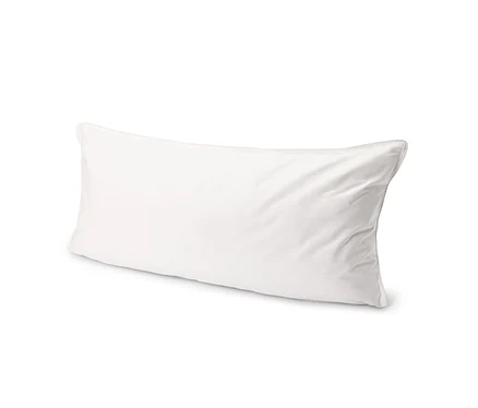 Oreiller blanc rectangulaire avec un tissu légèrement froissé sur un fond blanc.