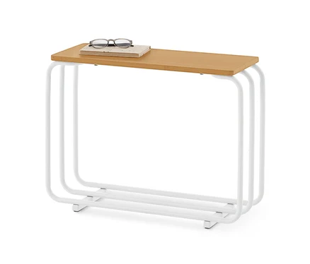 Une console avec un plateau en bois clair et un cadre en métal blanc. Une paire de lunettes repose sur un petit livre sur le plateau.