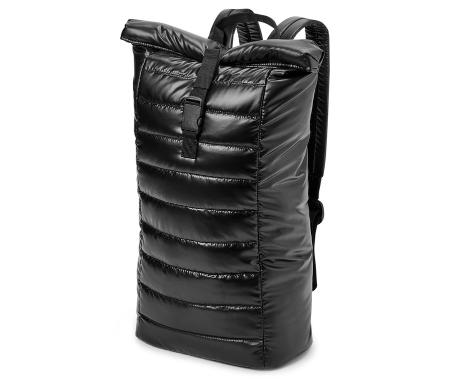 Un sac à dos noir matelassé avec une fermeture à enroulement et une sangle noire sur un fond blanc.