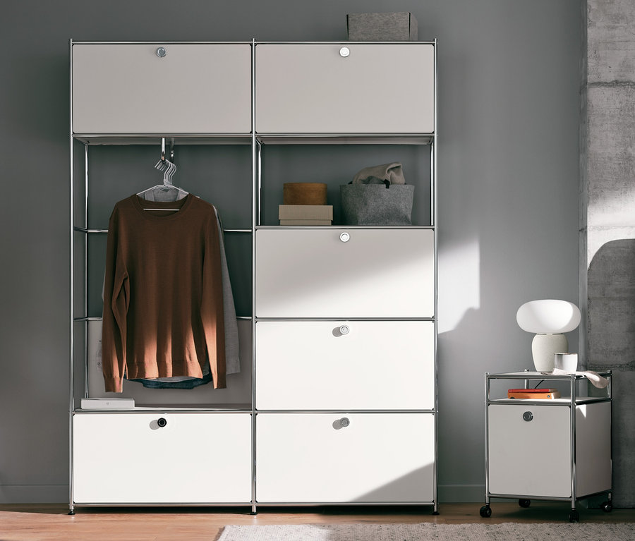 Chambre avec système d'armoires en métal « CN3 », blanc, caisson en métal à roulettes « CN3 » avec abattant, blanc et lampe de table avec abat-jour en verre.