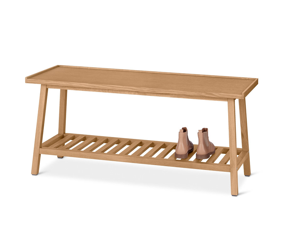 Un banc avec rangement et chaussures.