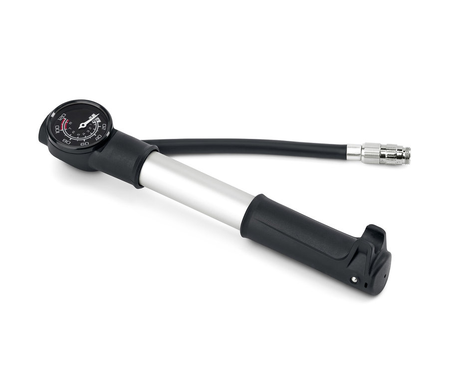 Une mini-pompe à double course noire et argentée sur un fond blanc.