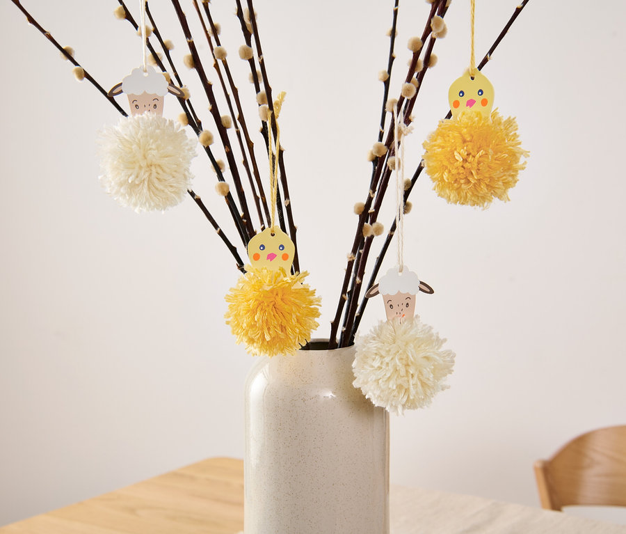 Branches de saule dans un vase avec des pompons de Pâques suspendus, Kit de construction pour pompons de Pâques.