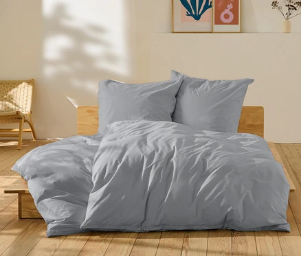 Parure de lit en percale grise de taille standard et grande taille sur un lit.
