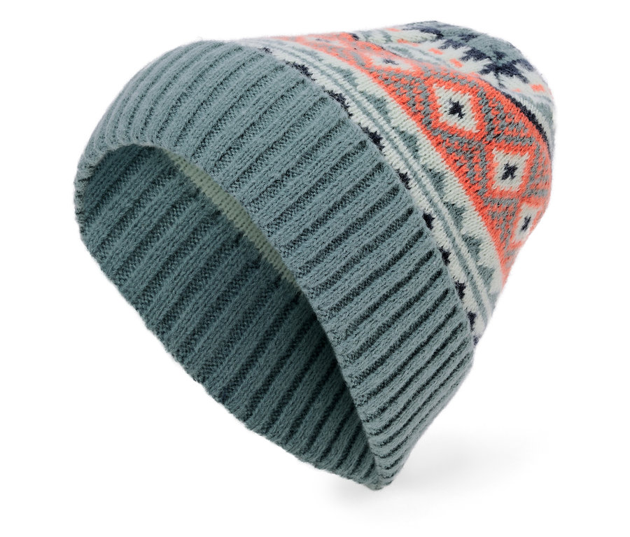 Un bonnet tricoté bleu-gris avec des motifs orange et blancs.