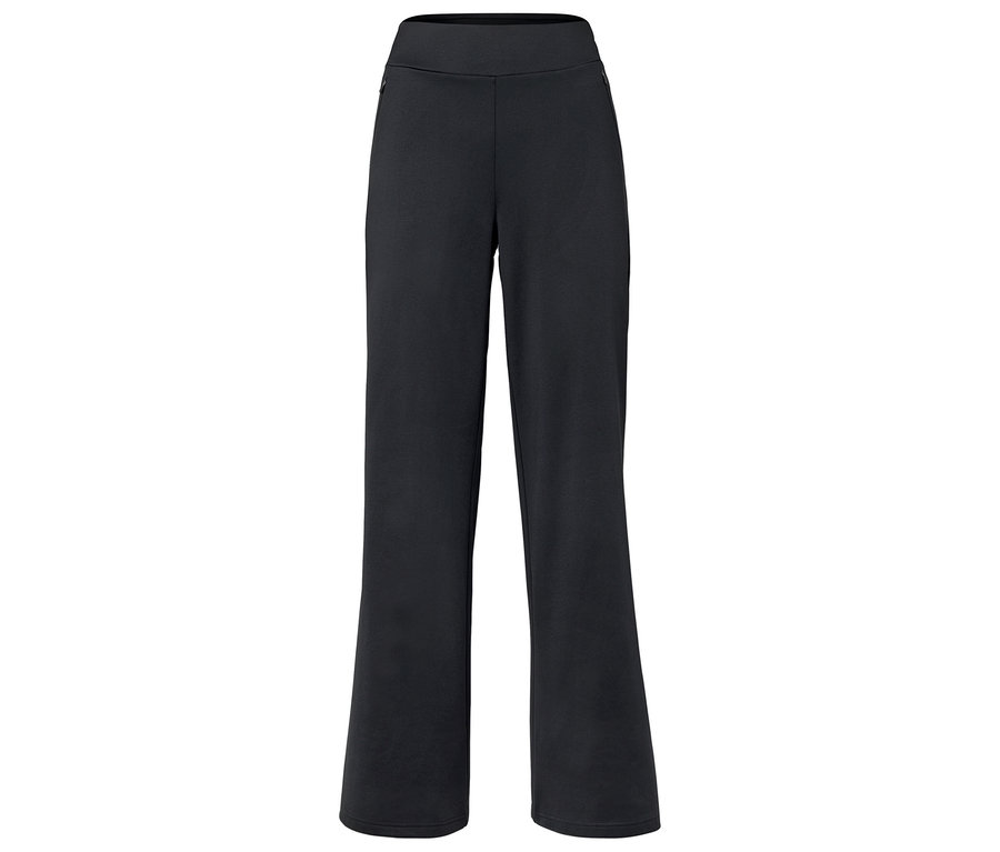 Pantalon noir large sur fond clair.