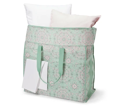 Un sac à literie jumbo avec des oreillers blancs et roses.