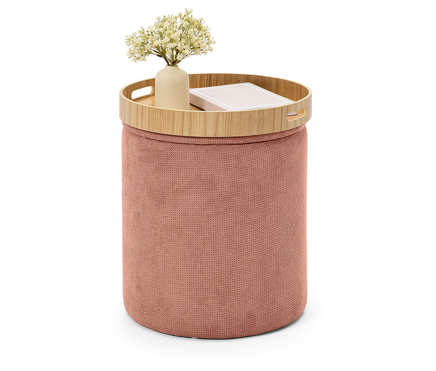 Pouf rose avec plateau en bois, sur lequel se trouvent un vase avec des fleurs et un livre.