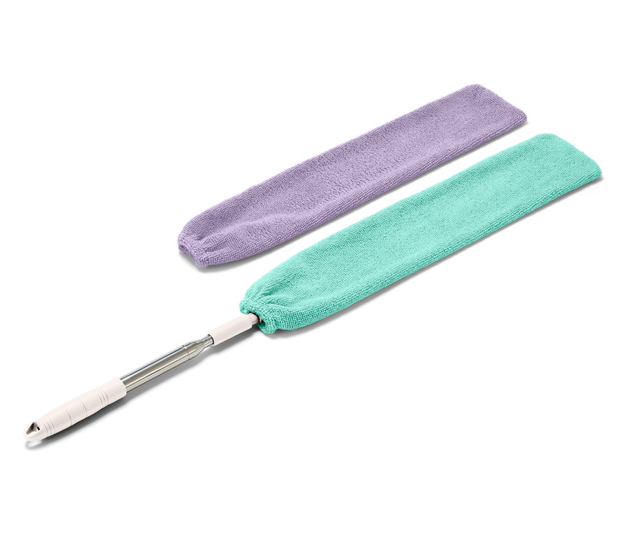 Un plumeau vert avec un manche télescopique et un plumeau violet sur un fond blanc.